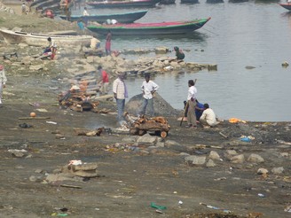 upalování lidí u řeky Gangy.jpg