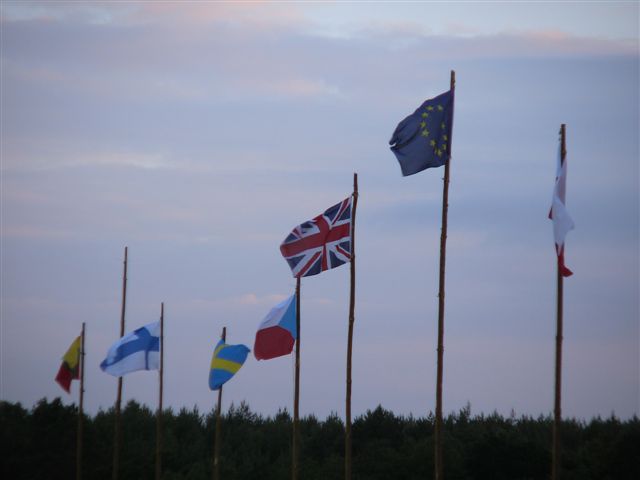 Vlajky zemí účastníků.