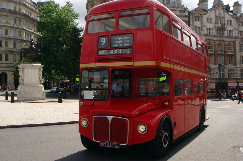 Red_double_decker_bus_in_London.jpg