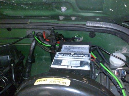 prostup kabelu (zelený) do kabiny průchodkou pro koaxiální kabel od antény