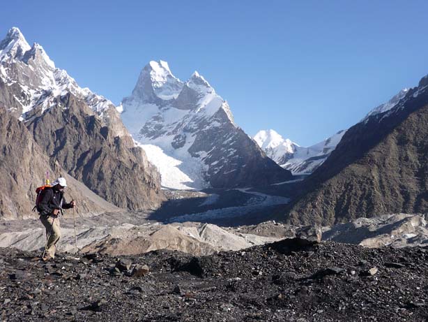 07 trekujeme po Baltoro ledovci.JPG