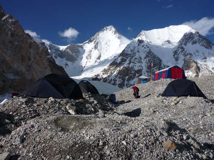 13 Bace Camp a pohled na Gasherbrum I.JPG