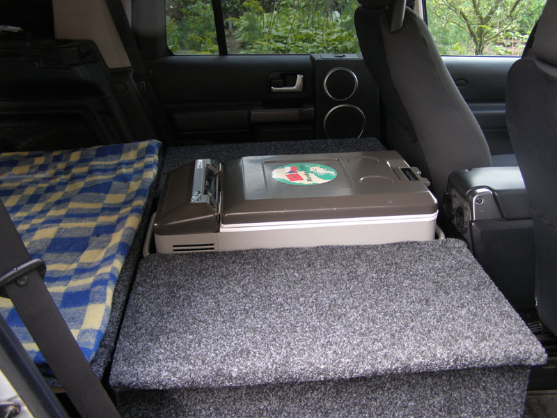 Ve předu mám v prostřed ledničku ( Engel 35 l),aby se dalo za jízdy do ní vlést