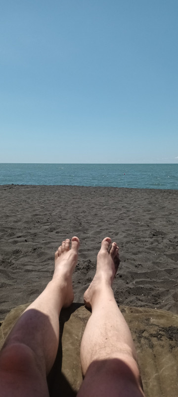 Černý písek na pláži u Černého moře. Ureki.