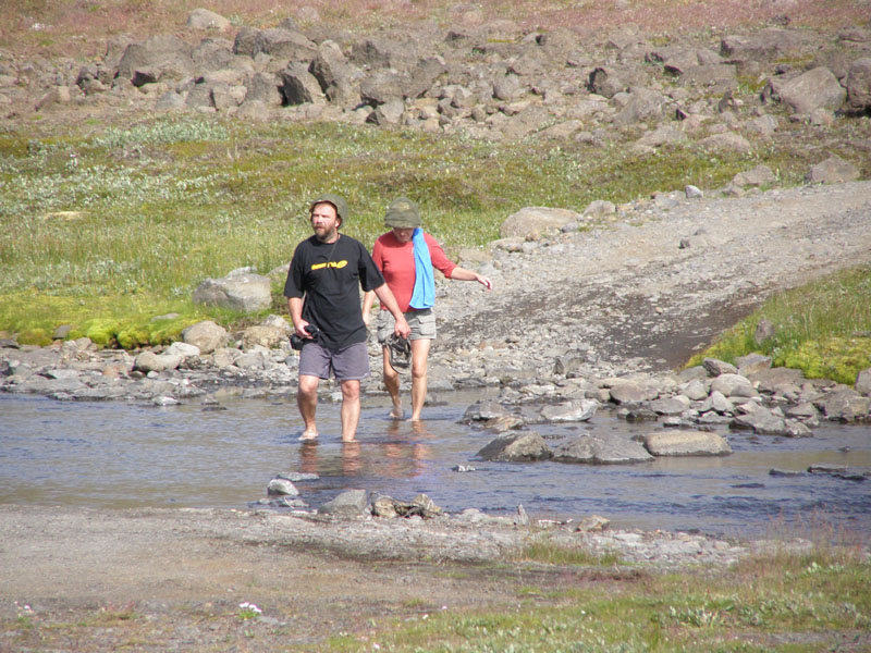 Návrat s přírodní sprchy.S nutnýma helmama s moskityérou ( když se šlo mohla být sít zvedlá )