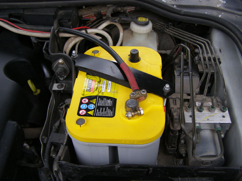 Druhá baterka u D III ( umístění u ABS kostky ) Sedla přesně