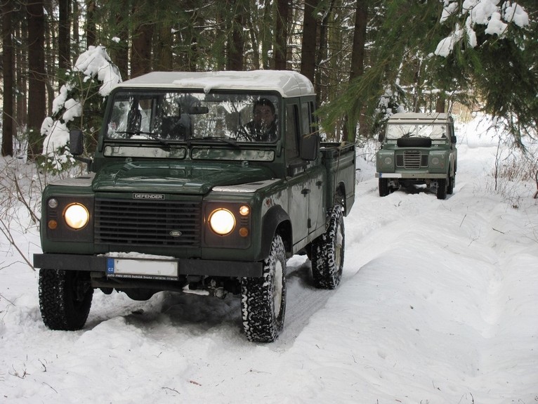 priprava pod kopcem.....dedek je nejstarsi,takze dal mladi prednost a vzal si cas na rozmyslenou