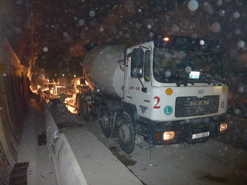 Betonáž podkladu tunelu. Nesněží v něm,akorát se práší.