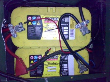 Aby se baterky neprorazili o vypínač, který je namontován z čela, přišroubovali jsme na přední stranu kastlíku dřevěnný špalíček (je černý, tak je hůře vidět).