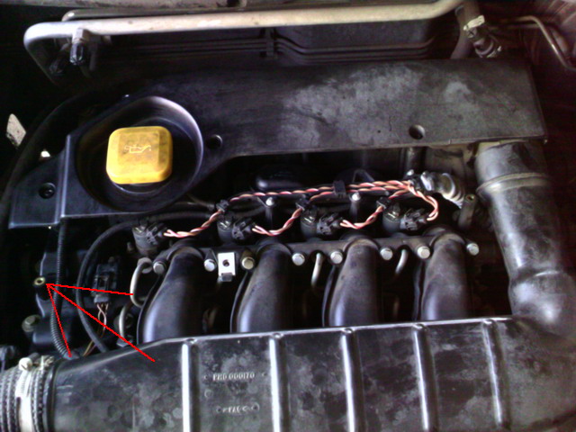 Z teto diry pri behu motoru trosku caka olej.