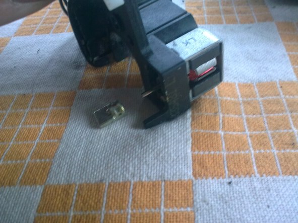 Takhle snadno, rukou, šlo sundat to co totálně zablokuje zámek.....