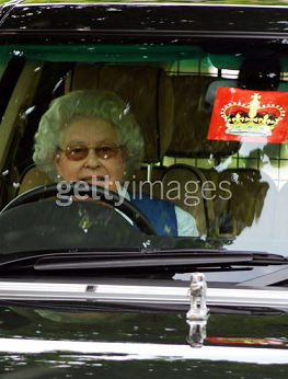 queen elizabeth in her range rover - Flickr - Photo Sharing!_1304156442535.png