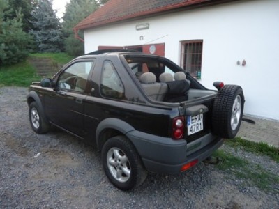 Ta sundavací střecha je, ale jen pro představu, jak vypadá bez ní.