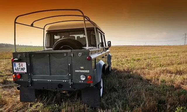 land_rover_defender_ii__9_7_1342732729_640x426~01.jpg