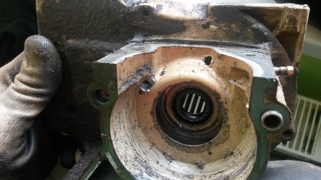chlapci z cestnych stavieb vymenili lozisko na zaberovom kole ale stale gulicky im tam ostali - keby ze tento stroj sam nenastartujem tak by som im neveril ze fakt funguje