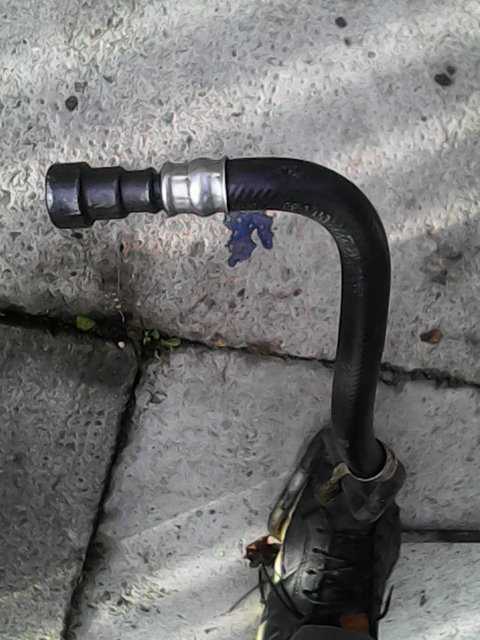 diera v kolene pred kovovou spojkou.jpg