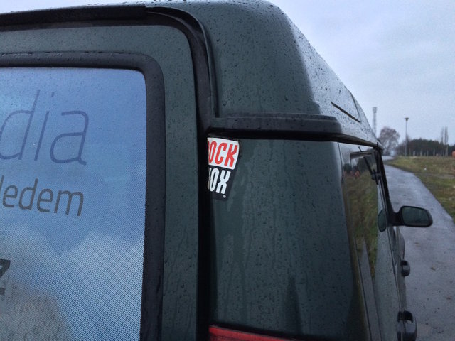 co se pod tou samolepkou tuším, ale nechci si to potvrzovat :)