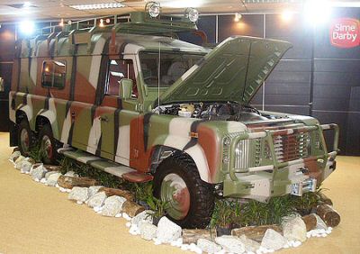 land-rover-defender-limo-6x4-puma-concept-not-just-for-prom.jpg