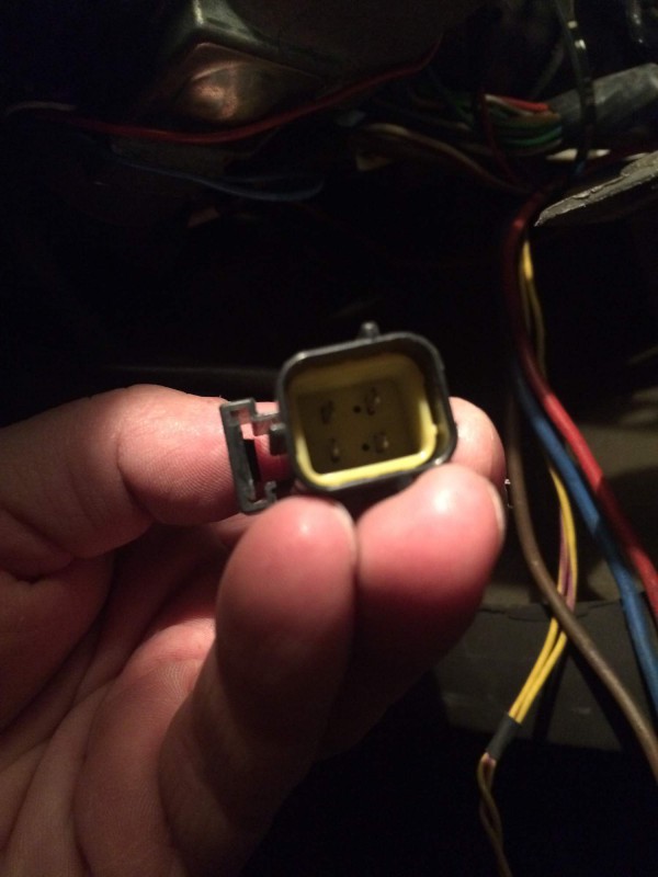 IMG_3468.JPG.jpg (115.13 KiB) Zobrazeno 8675 x volný konektor pod volantem, nenašel jsem kam by měl přijít