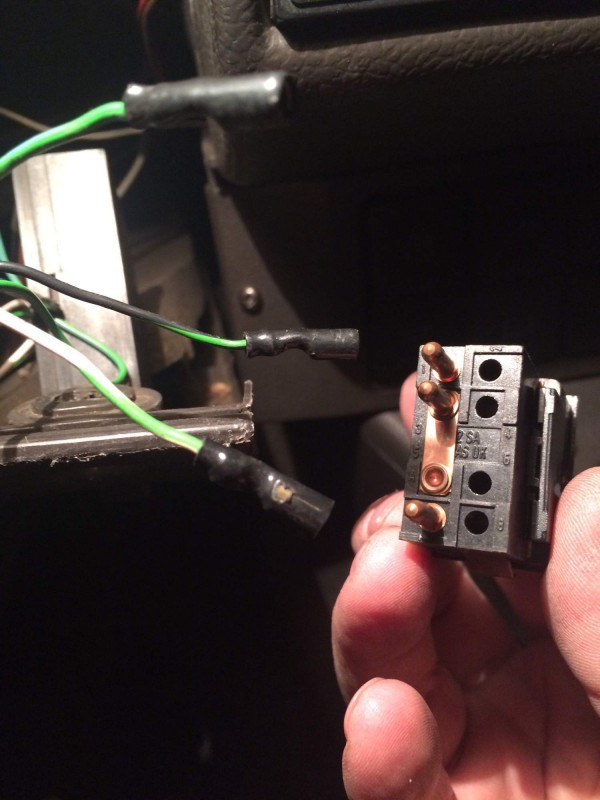 IMG_3467.JPG.jpg (156.73 KiB) Zobrazeno 8675 x tyhle tři kabely jdou nasadit na ten konektor k zadnímu stěrači, nevím jestli jsou to ony, ale hlavně vůbec netuším který dát kam. Poradí někdo?