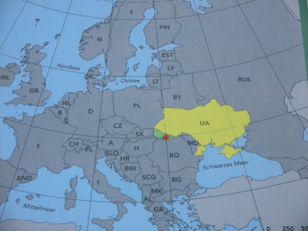 Mapka oblasti - UA žlutá, levý roh dole/zelený - Podkarpatská rus. Červený bod - Geografický střed Evropy.