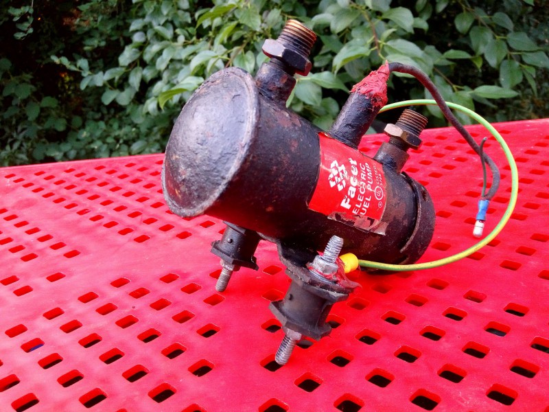 FACET čerpadlo po revizi a vyčištění: samonasávací a samoregulační pro karburátory. Čerpadlo má samostatný čistitelný filtr a magnet pro filtraci drobných částic a je možno jej namontovat kamkoliv mimo nádrž. Napětí 12V, tlak 4 - 6 PSI (až 115L/h) Rozměry: průměr cca 5 cm, délka cca 12 cm.