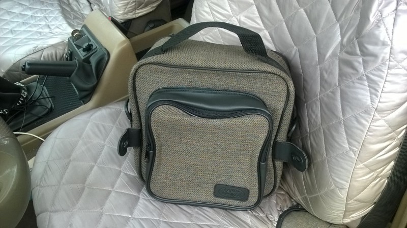 Originál brašna na místě cubby boxu