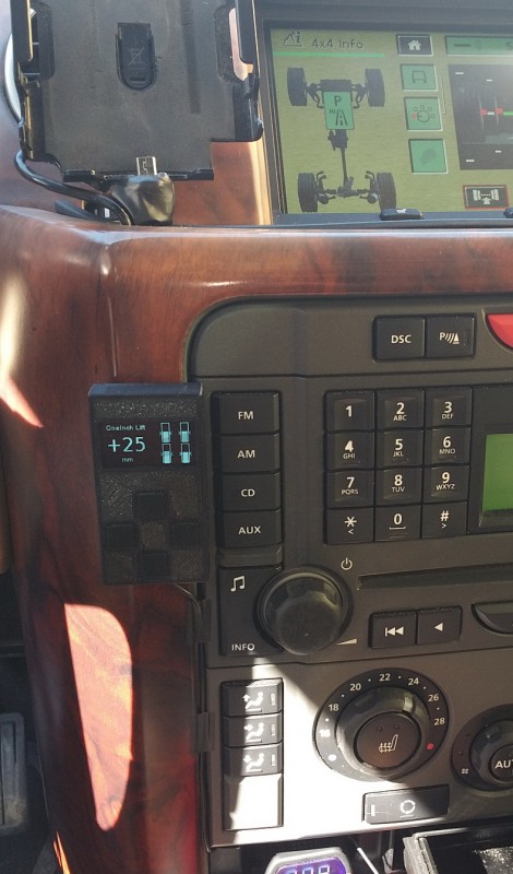 20170327_122506.jpg (350.79 KiB) Zobrazeno 6478 x Takhle to mam zatim v aute. Misto blbe a neesteticke, zato ale na ocich.