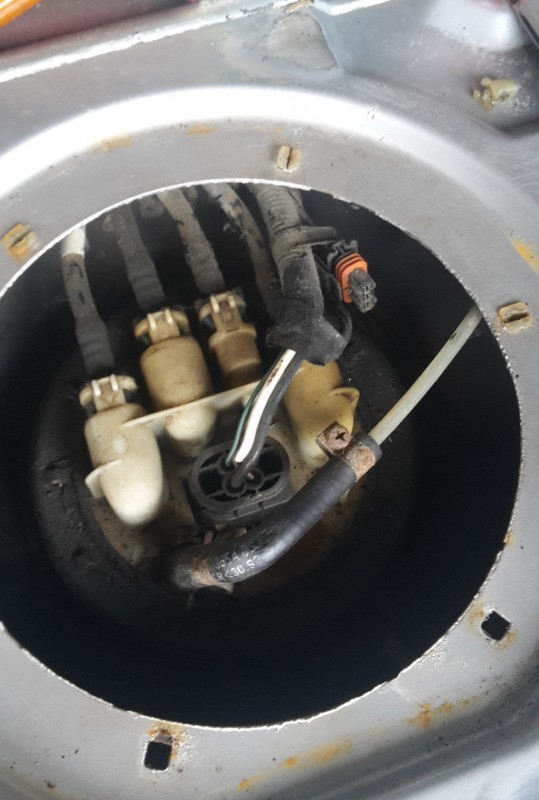 nádrž konektor.jpg