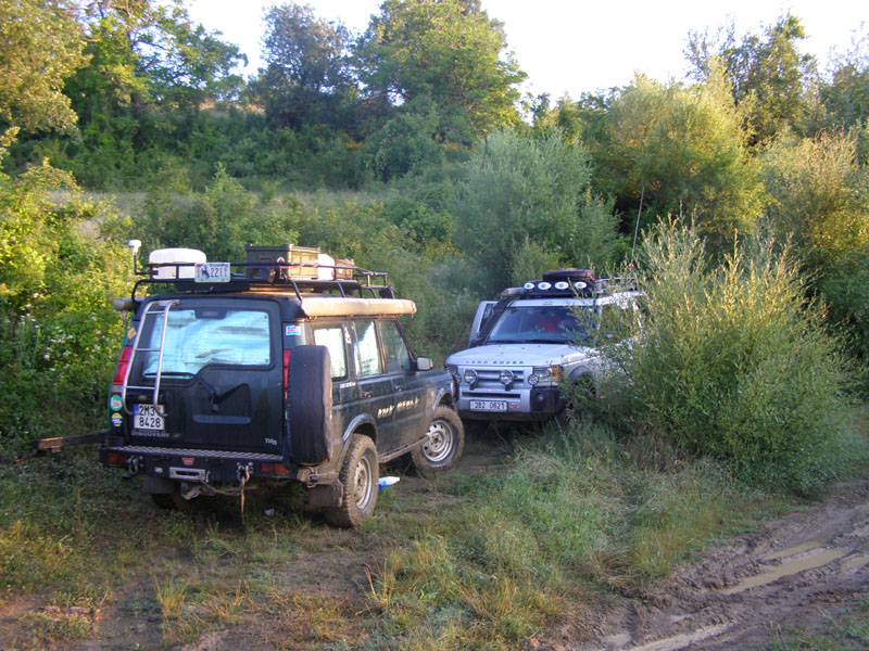 Nucenný bivak v horách,pršelo a cesty se stávaly nesjízdné,odtud jsme to druhý den projeli jen kousek a museli se vrátit.Voda strhla cestu a bylo po parádě....