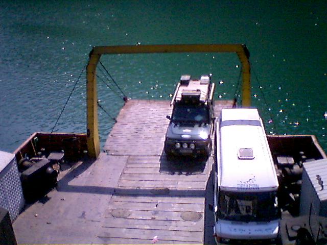 Kua tady bych se vlezl,nával na trajektu přes jezero v soutěsce nebyl