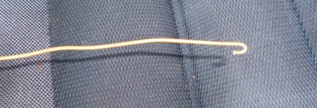 drát na vyháčkování airbagu.JPG